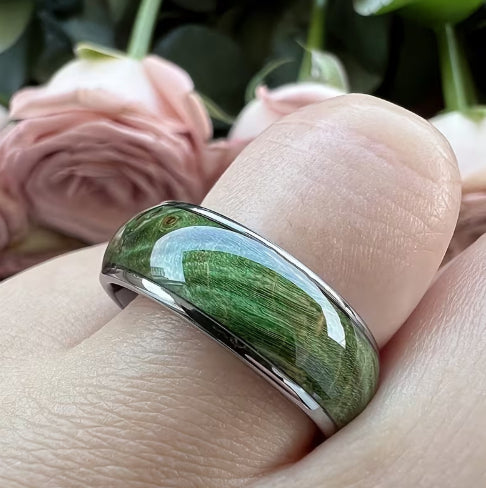 Elegant Green Wood-Grain Ring