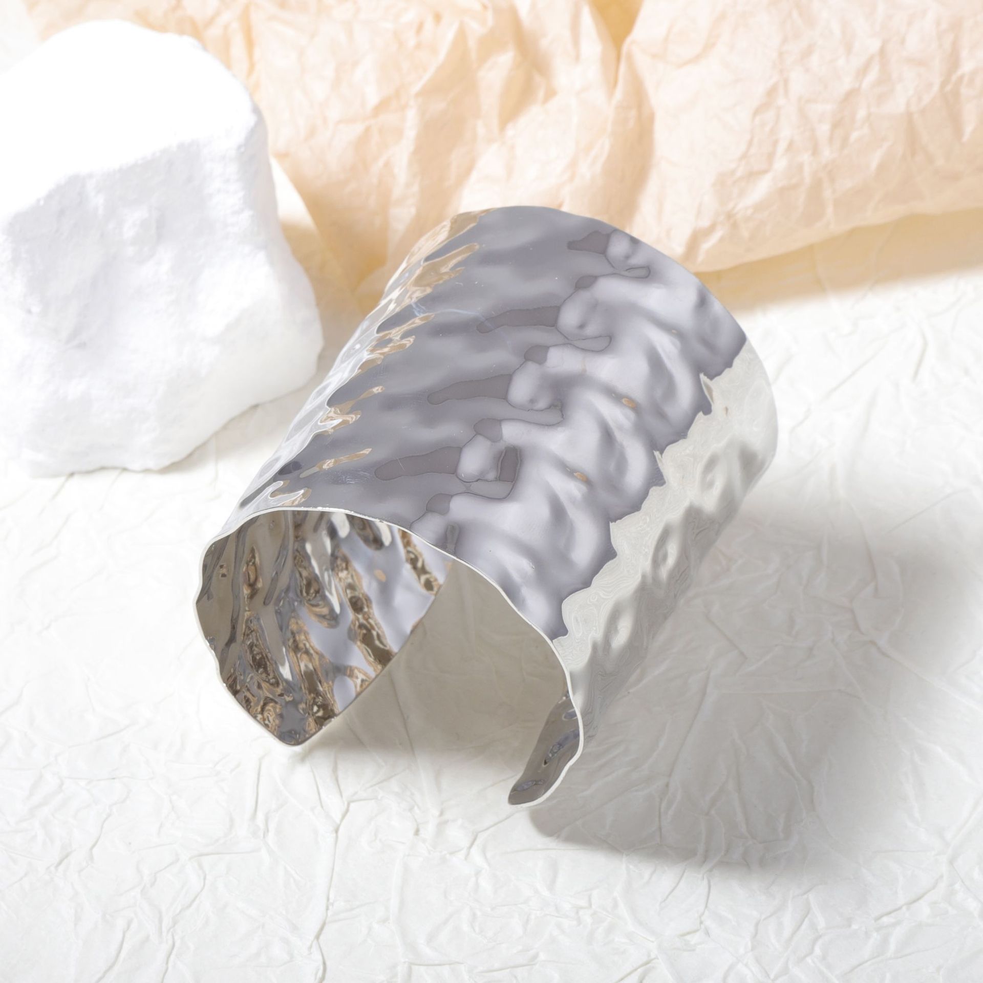 Retro Minimalist Geometric Open-End Metal Bracelet – Bold Fashion Jewelry for Women