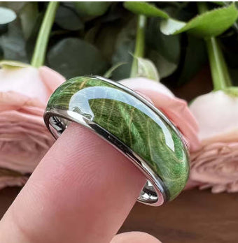 Elegant Green Wood-Grain Ring