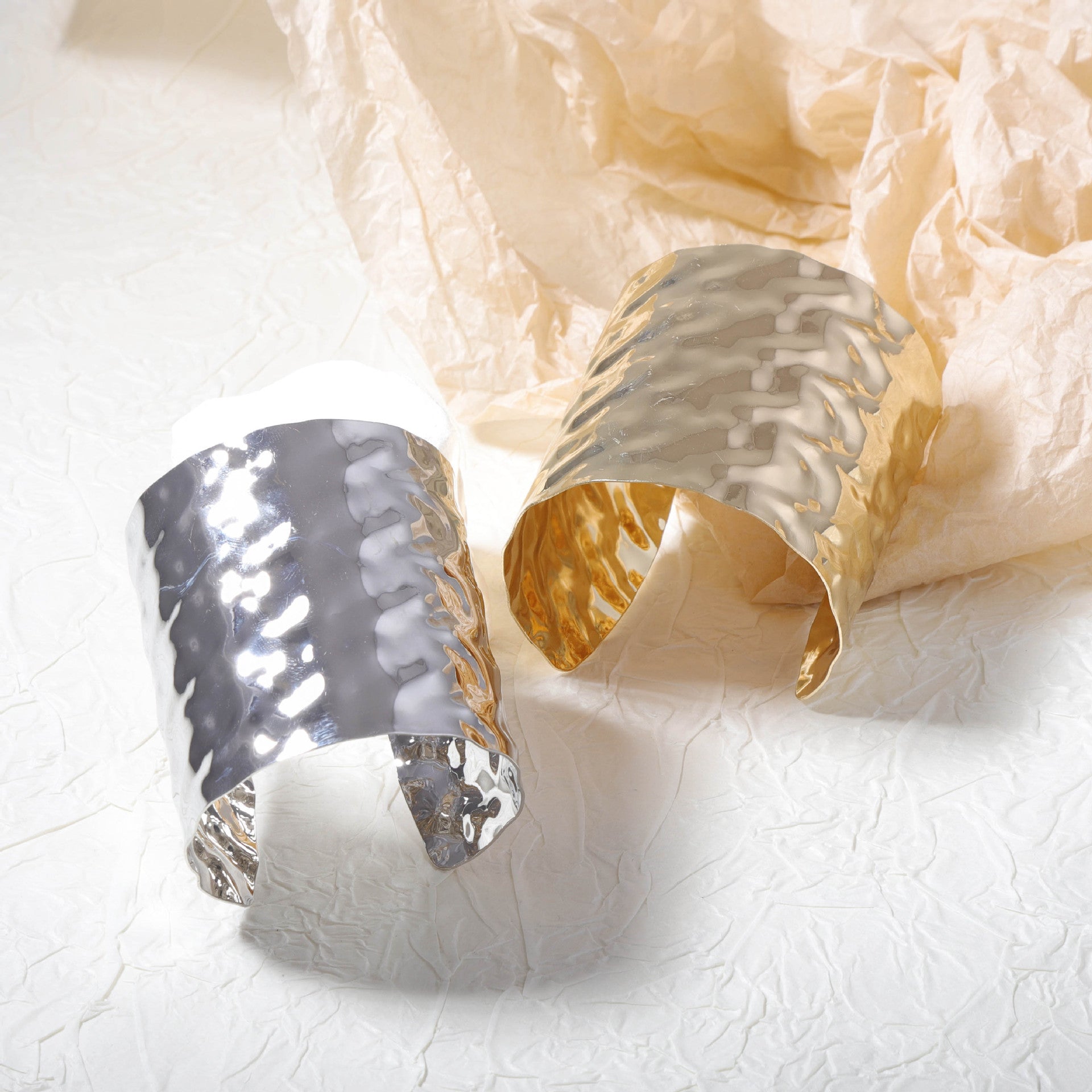 Retro Minimalist Geometric Open-End Metal Bracelet – Bold Fashion Jewelry for Women