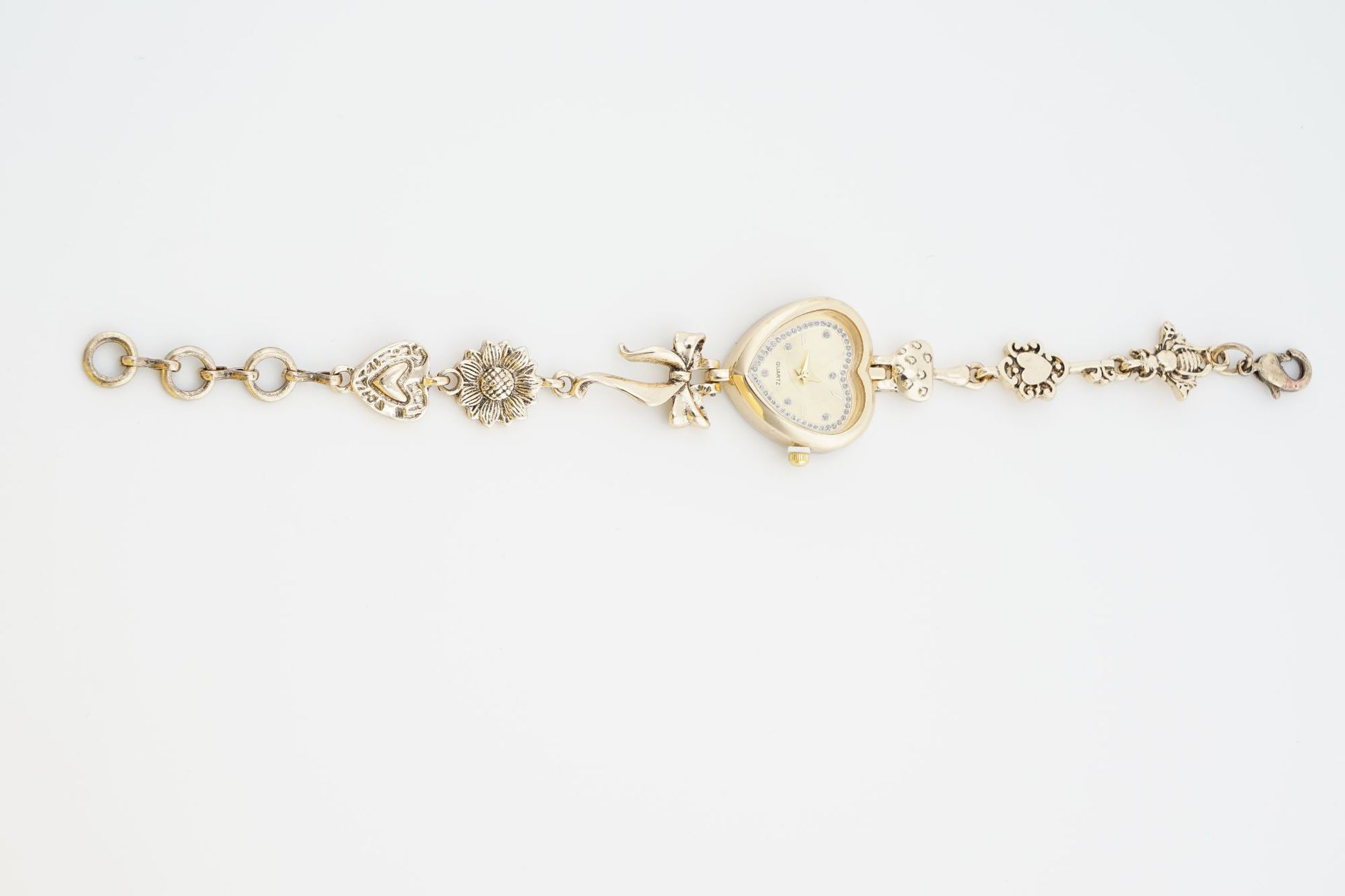 Retro Heart Bracelet Watch for Women – Gold Bow & Flower Fashion Timepiece