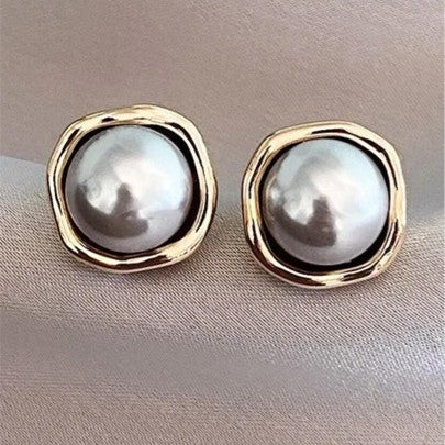 Womens Retro Light-Luxury Earrings With A Sophisticated Vibe